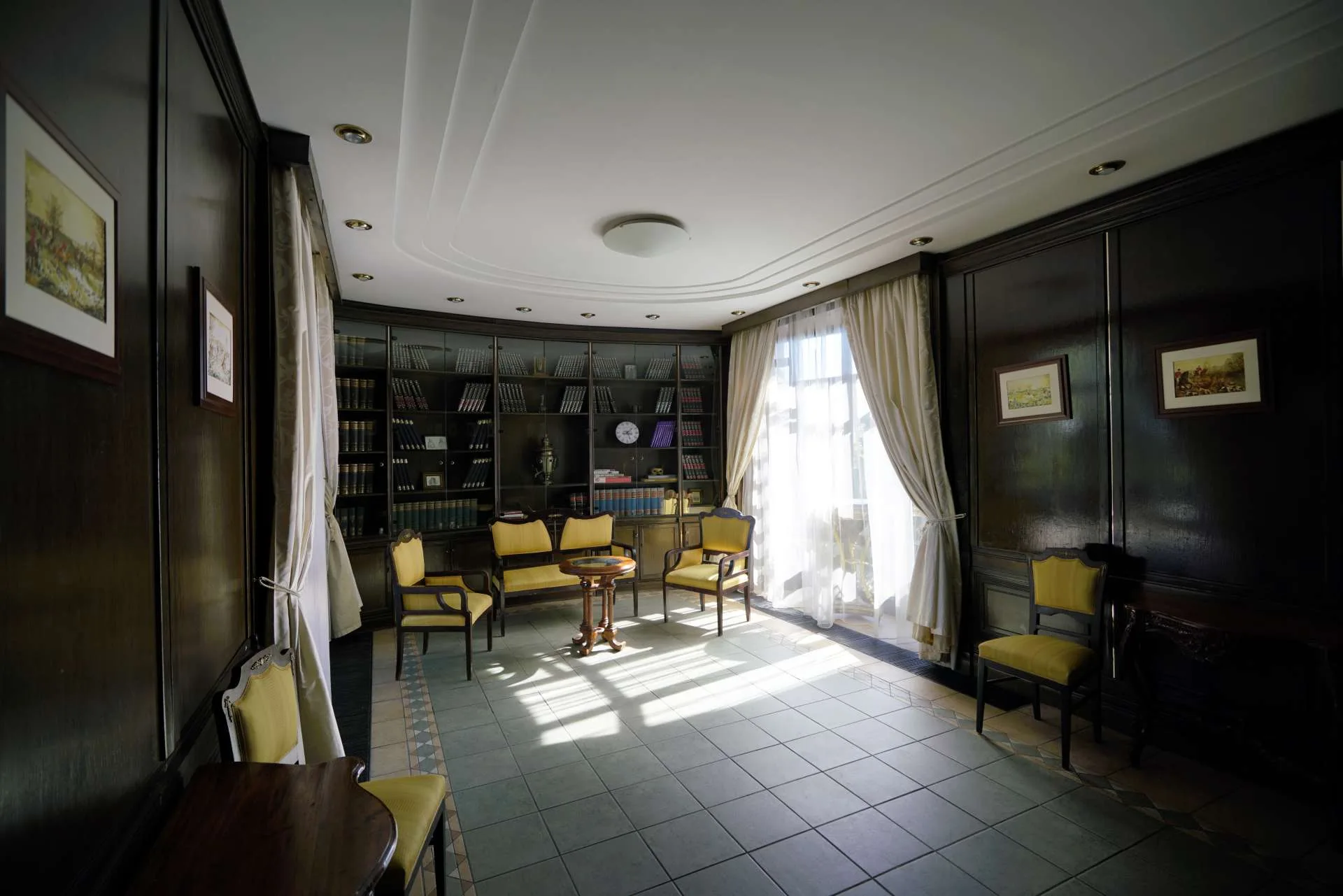 Masa din cabinetul de vinuri