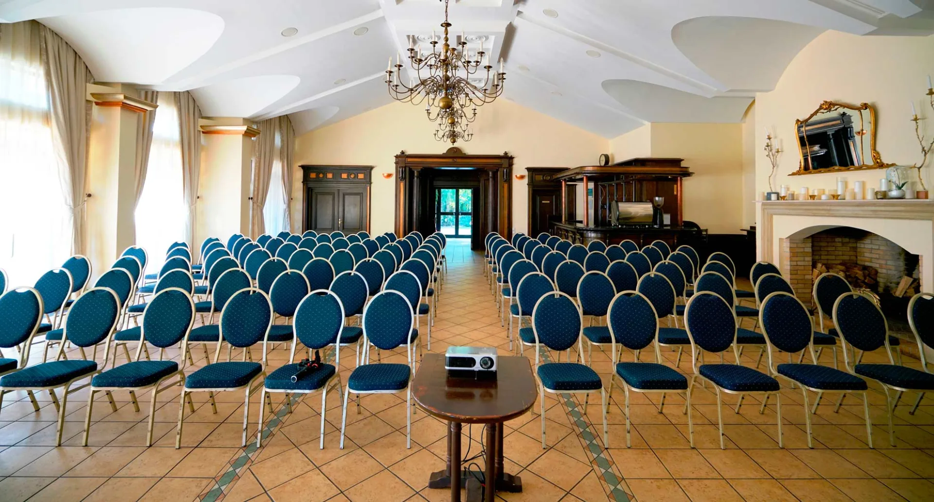 Salon amenajat pentru conferință la Cortina Garden
