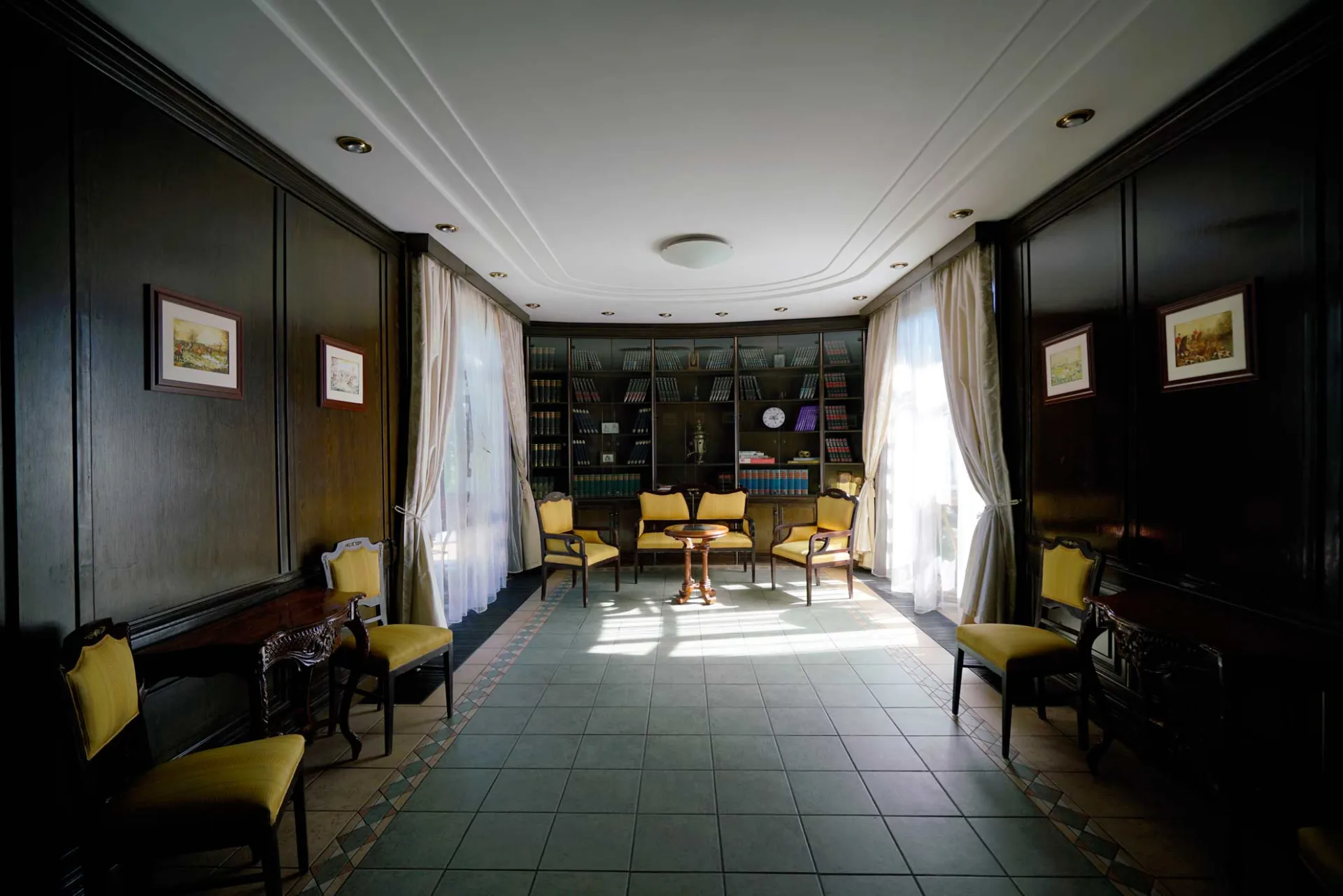 Interiorul cabinetului de vinuri