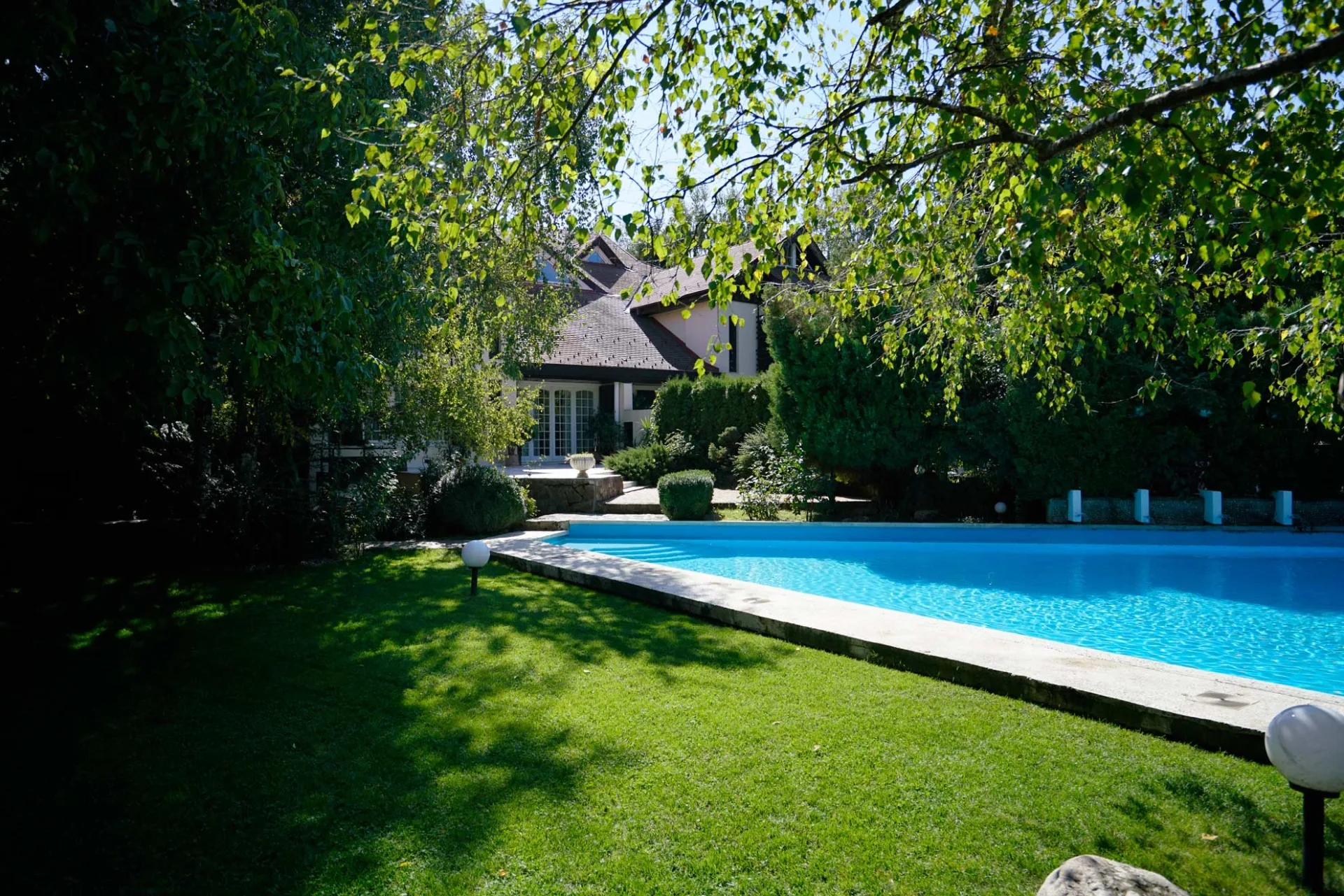 Gazonul și piscina