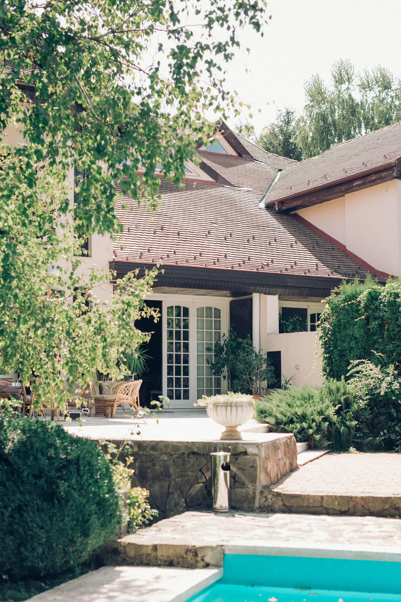 Clădire cu uși franțuzești și terasă la Cortina Garden