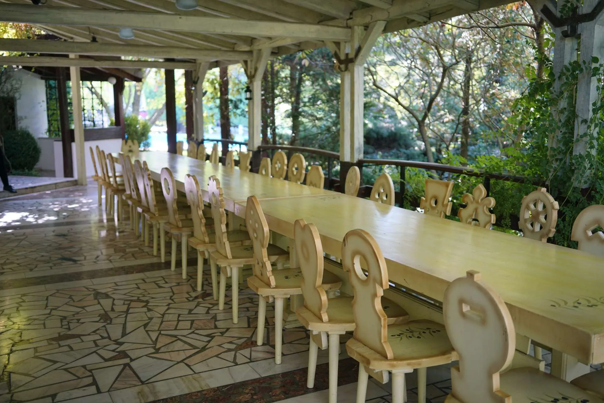 Terasa ProvenSalle cu mobilier rustic pictat manual